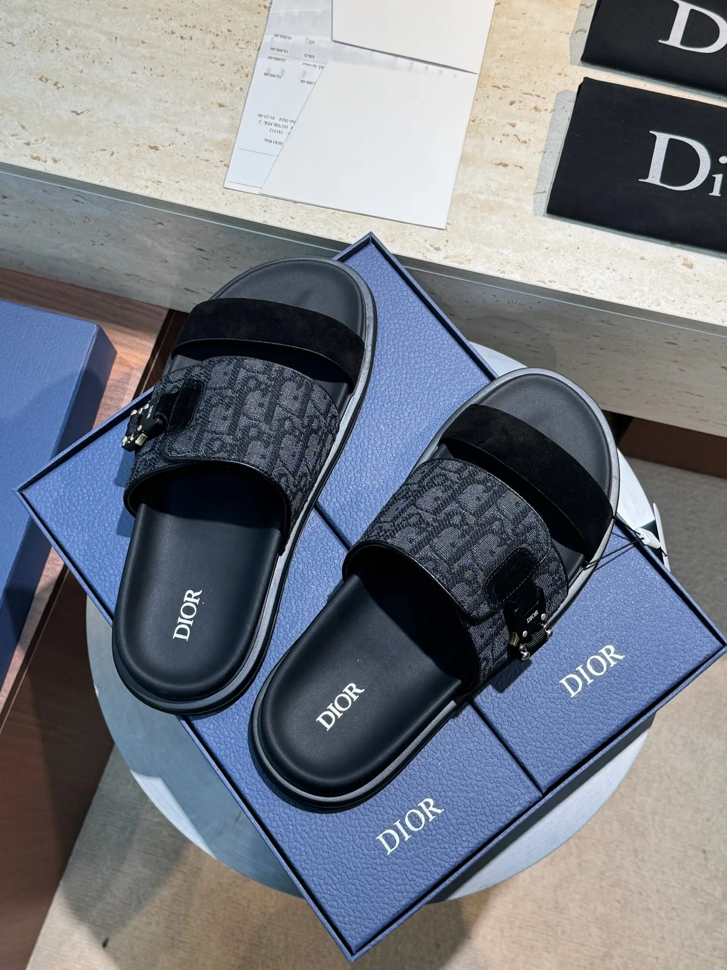 Factory price: 340💰Djia Aqua men's slippers and sandals, Dior's Aqua sandals are elegant and casual. The cross-strap design is reinterpreted in CD Diamond canvas, inspired by the brand's archives. Finished with a branded logo and tonal notch sole, they can be worn easily with shorts or jeans for a sophisticated look. Cowhide spliced ​​canvas + cowhide lining + rubber outsole Size: 39-44 (38 45 customized)